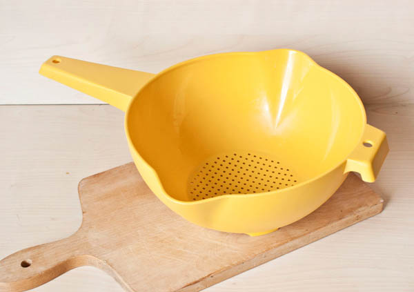 Tupperware yellow colander