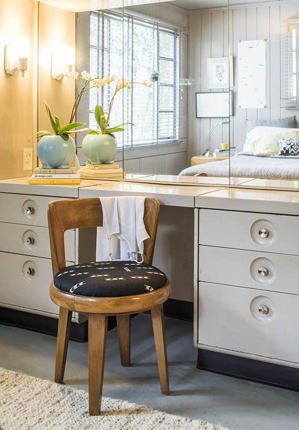 Built-in steel bedroom vanity